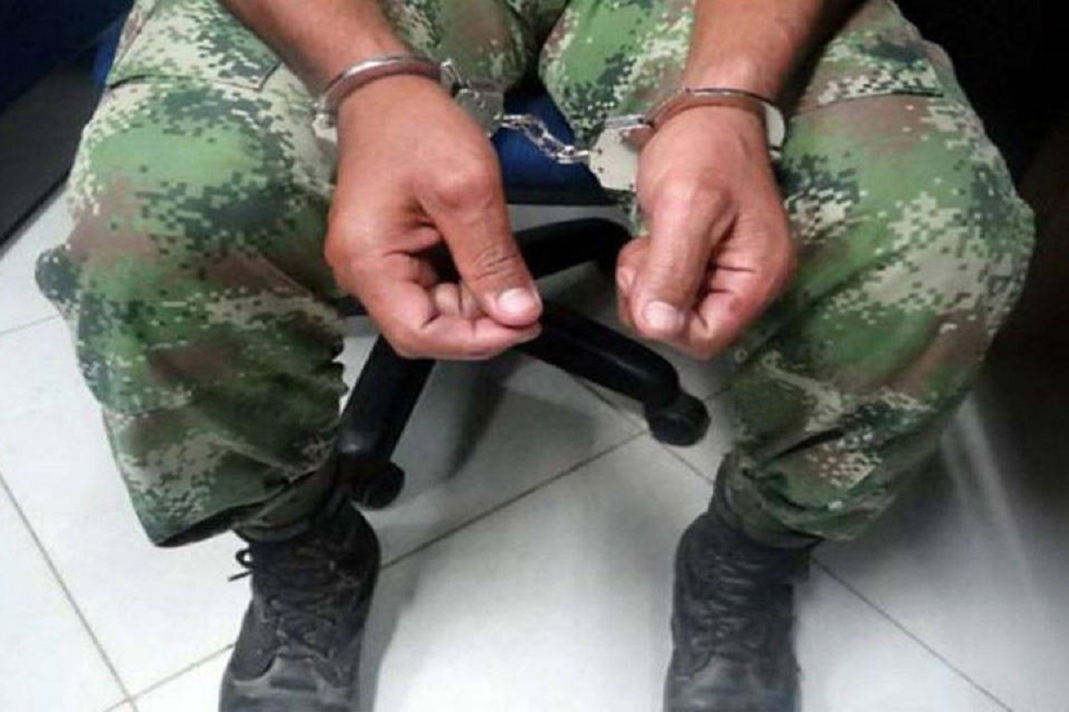 Detenidos 10 militares por traición a la patria