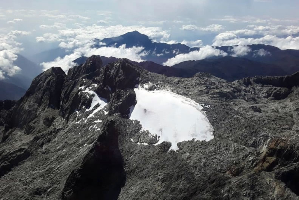 Vista aérea del Pico Humboldt y el Glaciar la Corona en el año 2020| Foto AVIAOIL @aviaoil7
