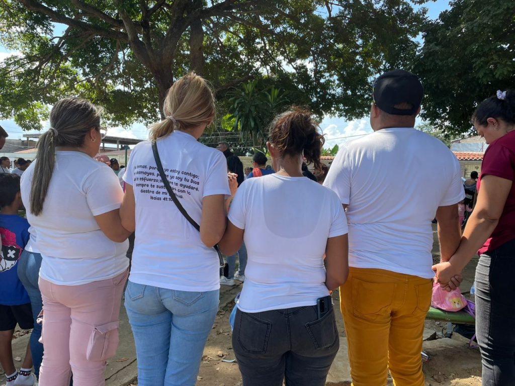 Esperanza y tensión en Tocuyito: familiares aguardan excarcelaciones masivas