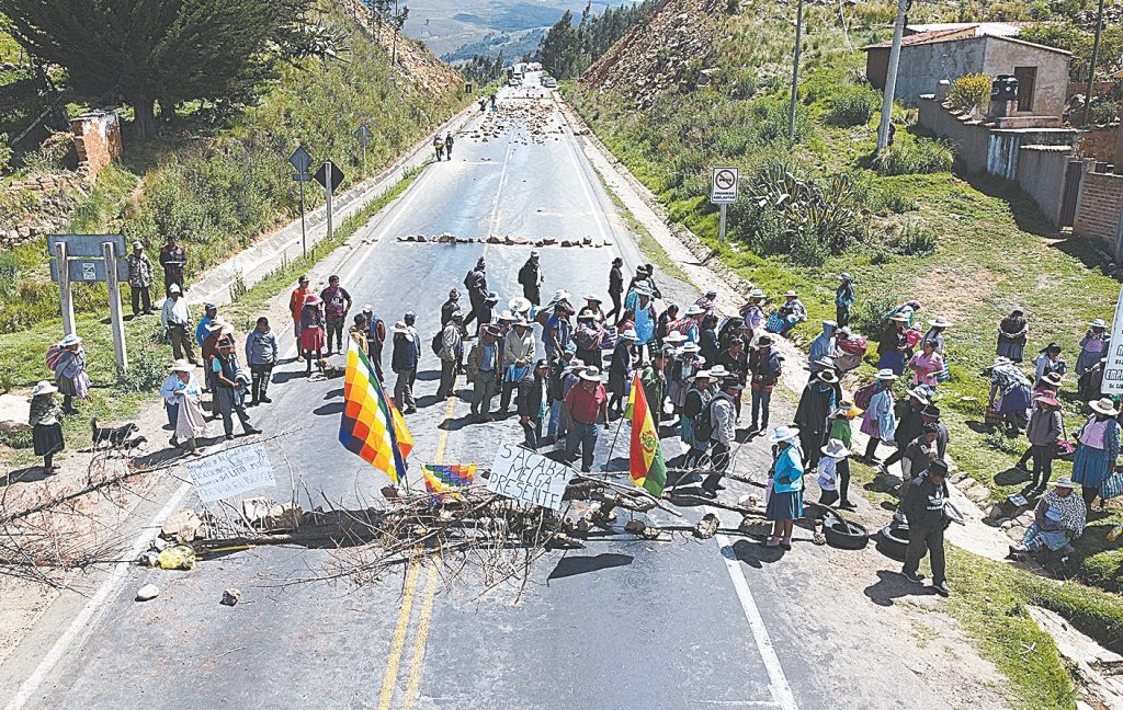 Bolivia denuncia escalada desestabilizadora a la democracia por bloqueos de "evistas"