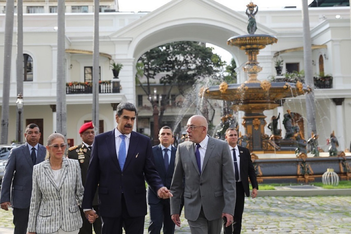 Maduro amenaza a la oposición: "Se va a arrepentir" si intenta sacarlo del poder