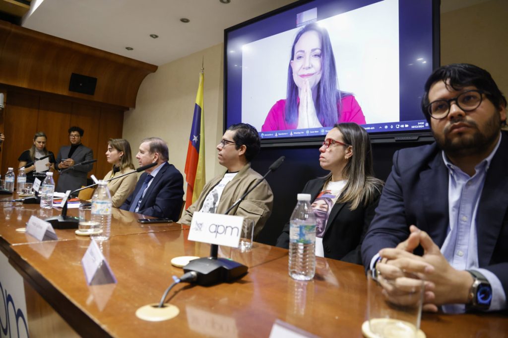 Los líderes María Corina Machado y Edmundo González Urrutia se reunieron este miércoles con la mayor coalición opositora de Venezuela, la Plataforma Unitaria Democrática (PUD), para evaluar la vía de diálogo que acordó el Parlamento y un grupo de opositores que formó parte del Legislativo en 2015