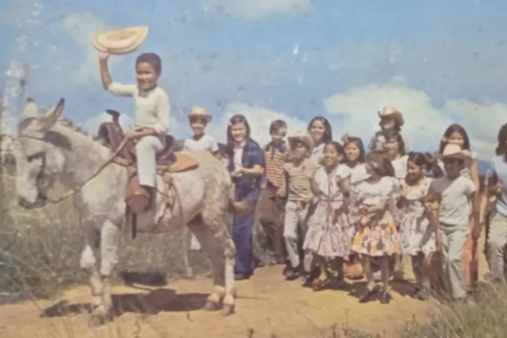Ricardo Cuenci, de 8 años, cabalga un burrito acompañado de la agrupación infantil venezolana La Rondallita en la portada del disco original.