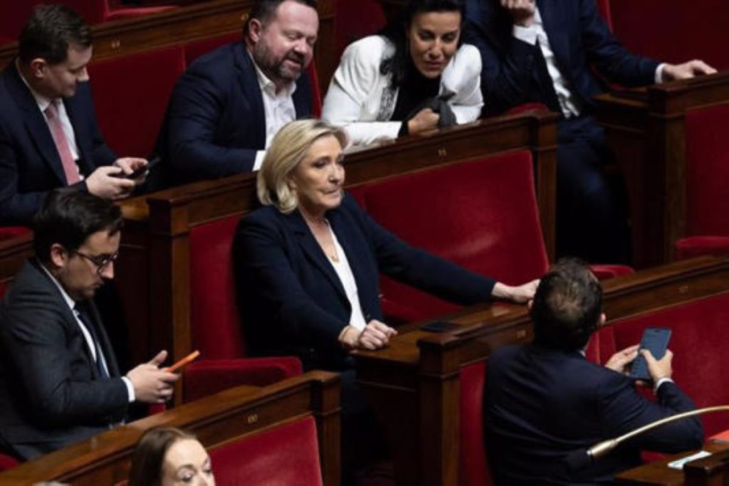 Le Pen considera a Macron "acabado"
