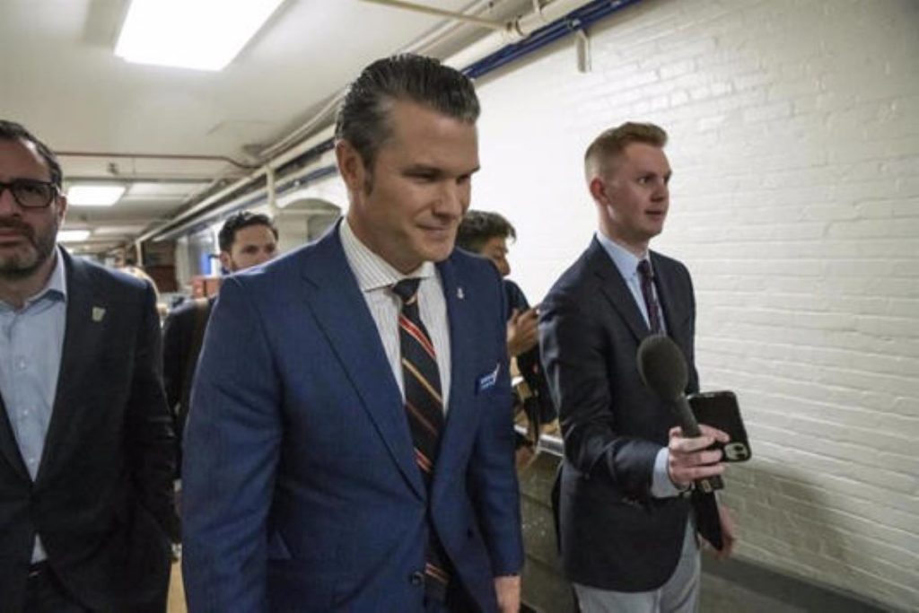 Trump defiende a Hegseth