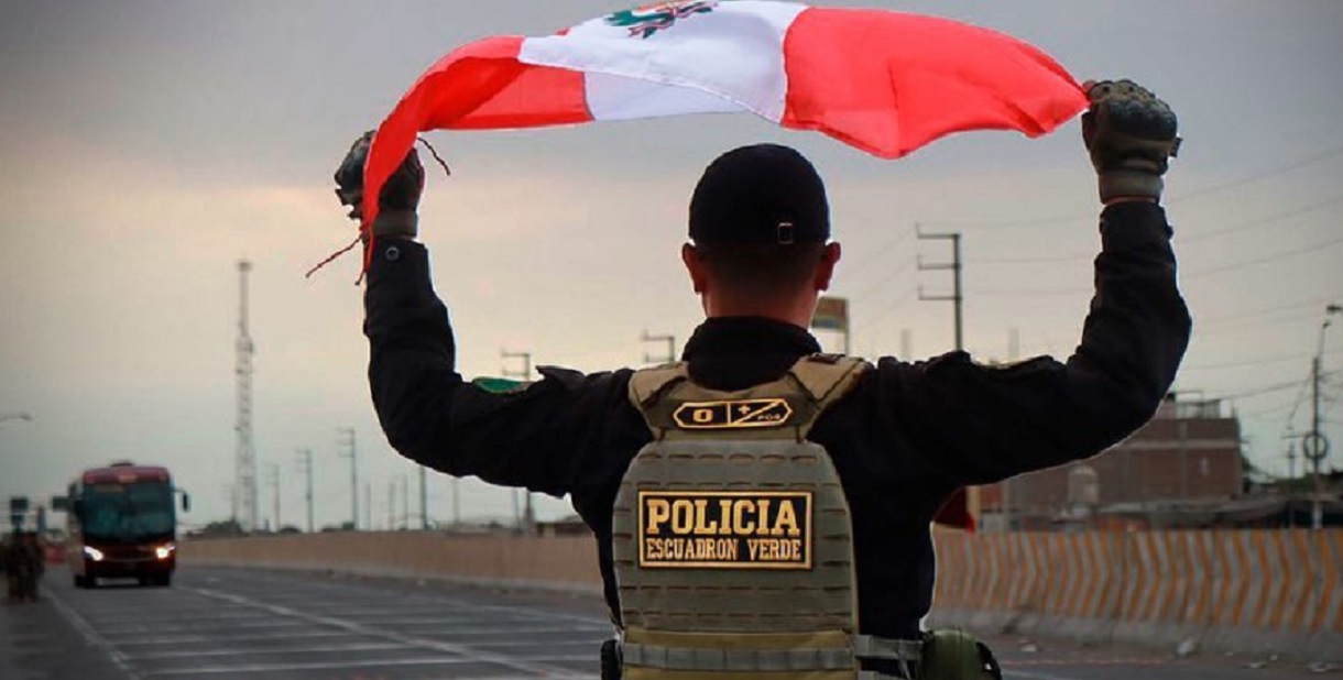 Tres detenidos en Perú por transportar a 23 migrantes venezolanos en frontera con Ecuador