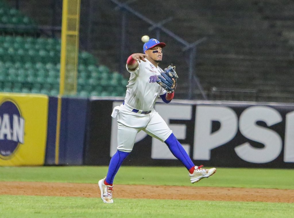 Tiburones se impusieron ante Águilas en festival de batazos