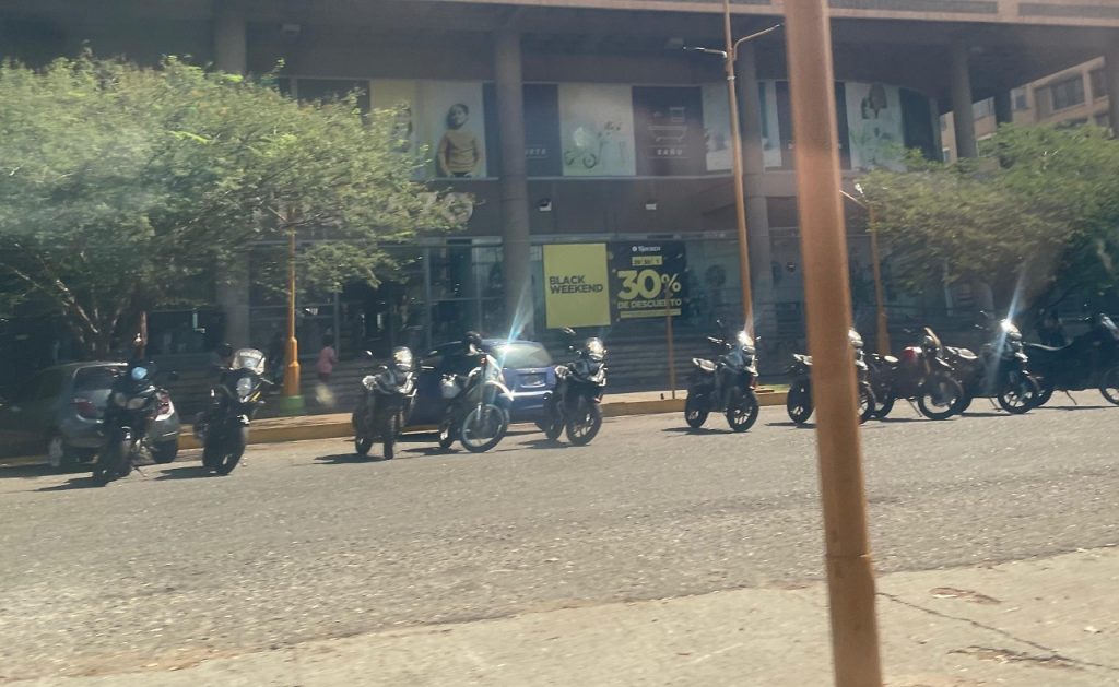 Alta presencia policial en la esquina del Tijerazo en Valencia