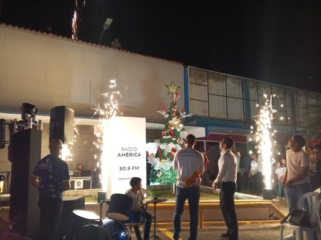 Radio América dio la bienvenida a la Navidad con encendido de árbol