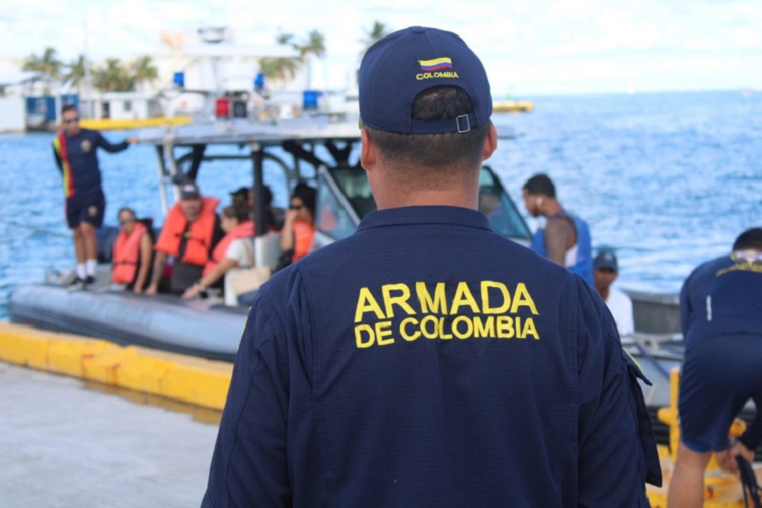 Armada colombiana rescata a 44 migrantes que navegaban hacia Centroamérica