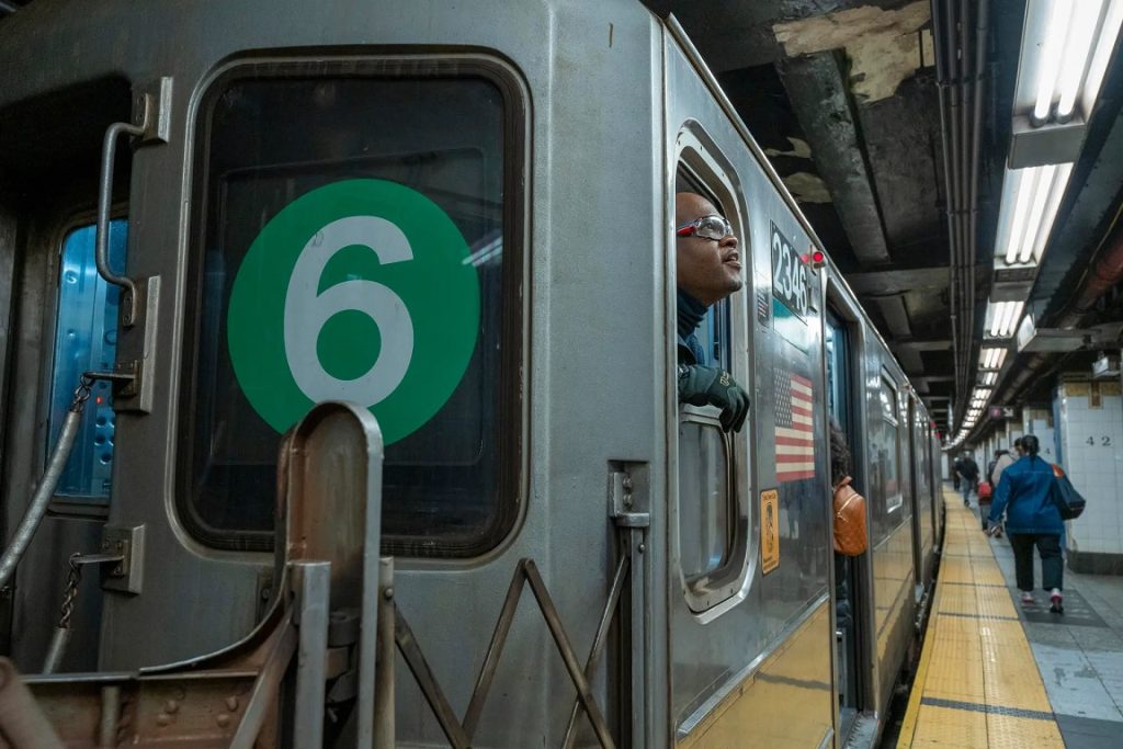 Un hombre en estado crítico tras ser empujado contra tren en marcha en metro de Nueva York