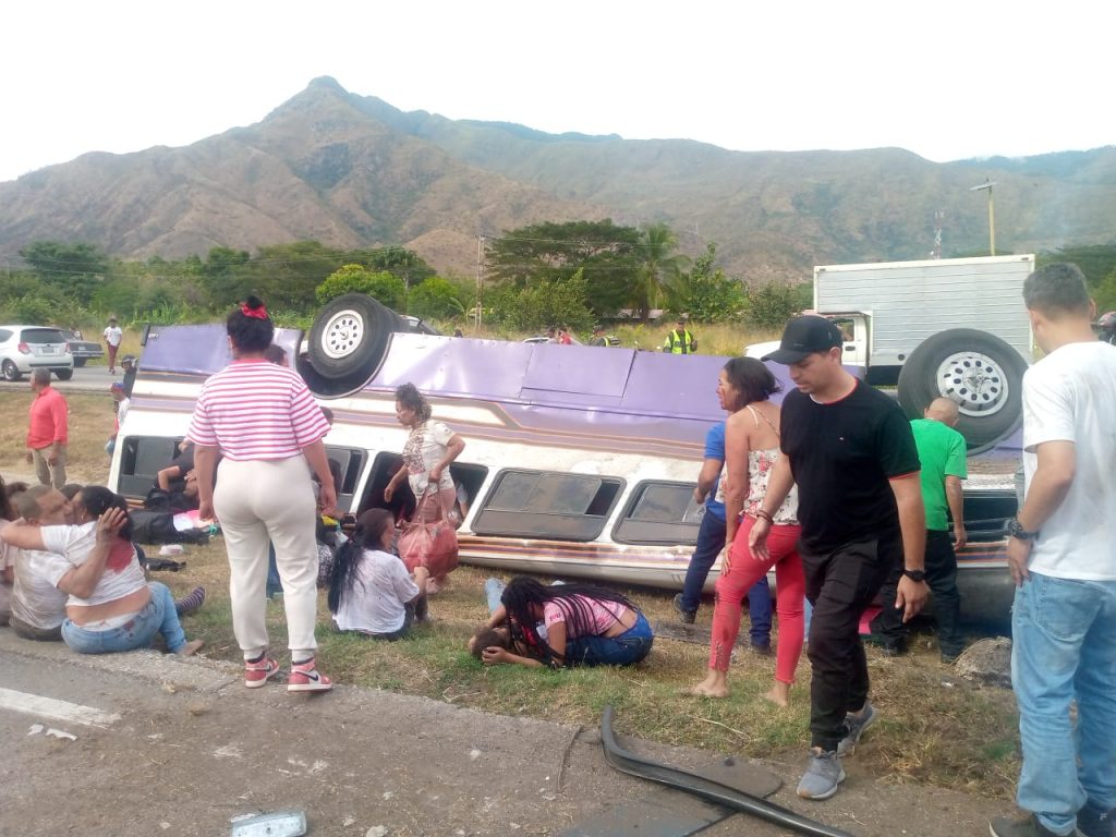 Varios lesionados tras vuelco de autobús en San Joaquín