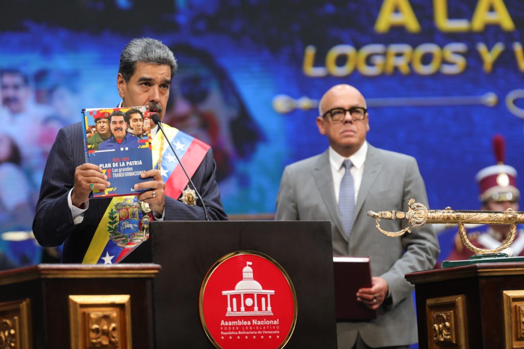 Maduro ordena "aceitar los fusiles ante amenazas de Uribe y Duque"