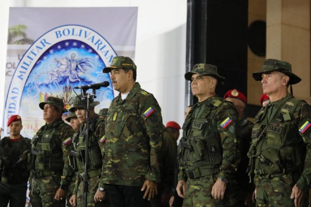 Maduro acompaña ejercicios militares y dice que se ha perfeccionado la defensa del territorio