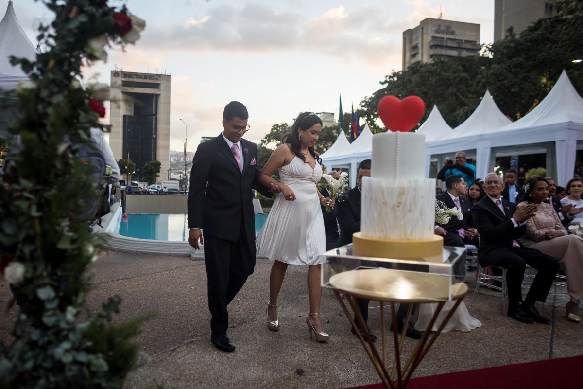 Entre bodas y obsequios, venezolanos celebran el Día del Amor y la Amistad