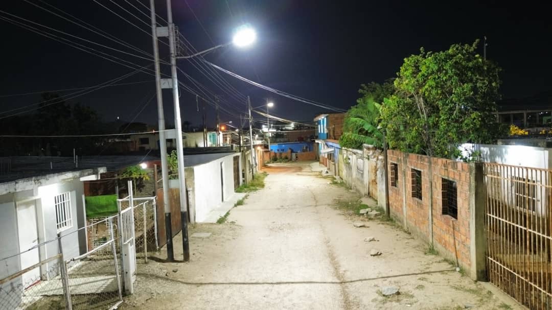 Más de mil 400 familias se benefician con trabajos de alumbrado en comunidad Simón Bolívar II de Naguanagua
