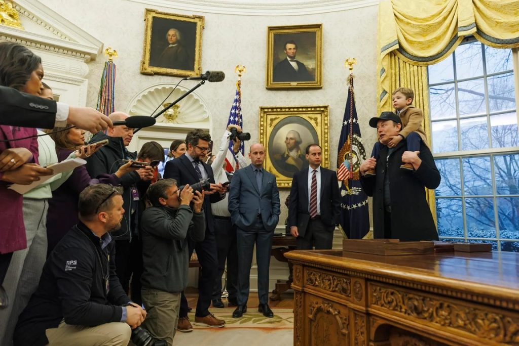 Trump firma un decreto para reducir el tamaño de la Administración y dar más poder a Musk