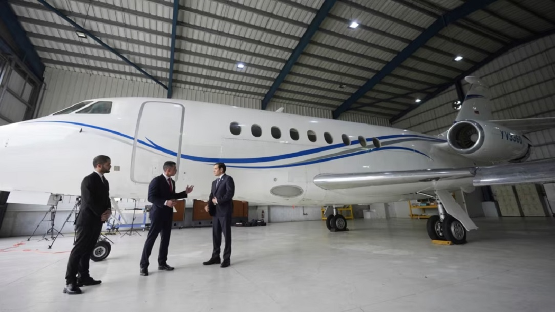 Un juez ordenó confiscar el avión venezolano, afirmó el presidente dominicano, Luis Abinader