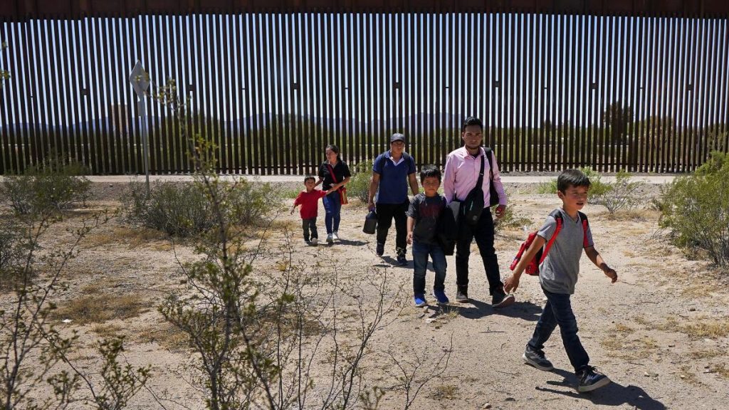 Migrantes venezolanos deportados de EE.UU. a México cruzan frontera nicaragüense en camino de retorno