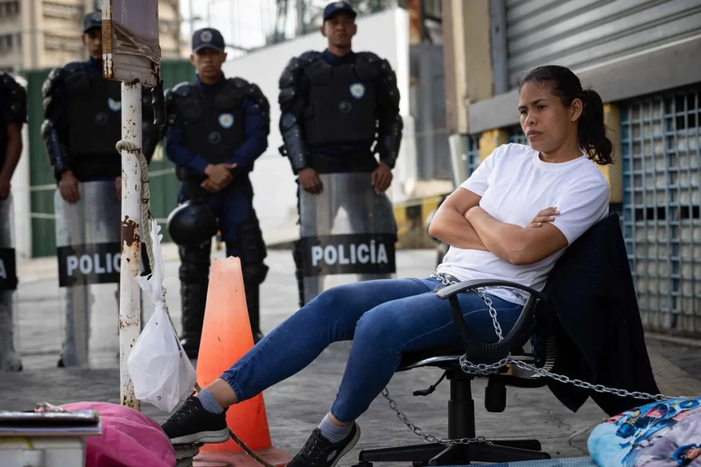 Encadenados en Zona 7 hasta que salgan los presos políticos