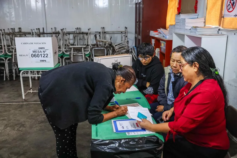 Arrancó segunda vuelta de presidenciales en Perú entre Fujimori y Sánchez