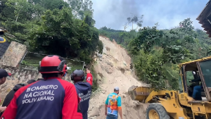 Deslizamiento de tierra sepulta tres vehículos en la Colonia Tovar tras las lluvias