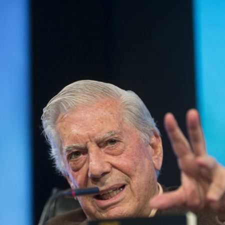 En escritor peruano Mario Vargas Llosa habla durante una presentación y conferencia de prensa por su nuevo libro, "La llamada de la tribu", el miércoles 28 de febrero del 2018 en Madrid. (AP Foto/Paul White)