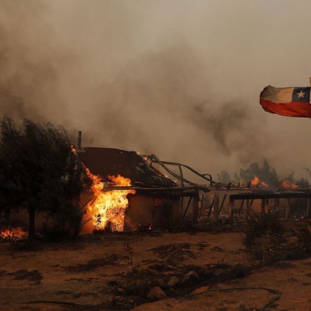 Asciende a 13 el número de muertos en virulentos incendios de Chile