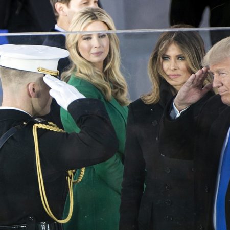 Trump y su familia asistieron al concierto "Voces del Pueblo" en el Lincoln Memorial en Washington DC.
Foto: (AFP)