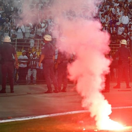 Independiente logró una accidentada clasificación luego de que el partido fuera suspendido a falta de doce minutos por incidentes provocados por algunos fanáticos del club brasileño Santos/Foto: AFP