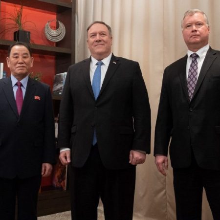 Mike Pompeo, el Representante Especial de los Estados Unidos para Corea del Norte, Stephen Biegun (R), y el Vicepresidente de Corea del Norte, Kim Yong-chol (L). (AFP)
