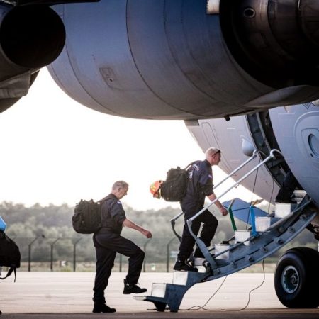 Miembros de un equipo de búsqueda y rescate holandés abordan un avión en la Base Aérea de Eindhoven, el 5 de agosto de 2020. AFP