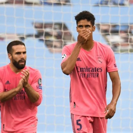 Raphael Varane lamentándose tras uno de los goles del Manchester City. / Foto AFP