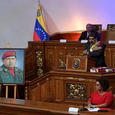 En esta foto de archivo tomada el 14 de enero de 2020,  Nicolás Maduro (C) pronuncia un discurso en la Asamblea Constituyente en Caracas, junto a un retrato del difunto presidente venezolano Hugo Chávez y del Libertador Simón Bolívar, mientras que el Contralor General de Venezuela Elvis Amoroso (arriba) y el presidente de la Constituyente Diosdado Cabello miran.
(AFP)