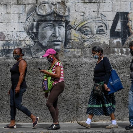 El nuevo coronavirus ha matado al menos a 813.733 personas en todo el mundo desde que surgió el brote en China en diciembre pasado, según un recuento de fuentes oficiales compilado por AFP a las 1100 GMT del martes. (Foto AFP)