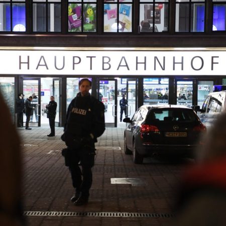Policías resguardan los alrededores de la estación luego de lograr la captura del sujeto.
Foto: ( AFP. / AFP PHOTO / PATRIK STOLLARZ )