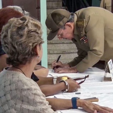 Raúl Castro asistió a votar. (Foto AFP)
