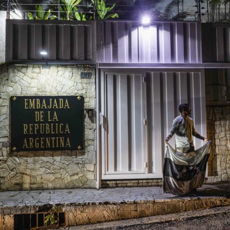 Machado pide al mundo actuar ante la tortura contra opositores en embajada argentina
