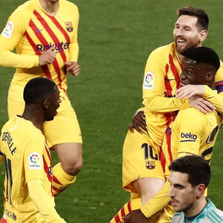 Jugadores del FC Barcelona celebrando el tanto de Ilaix Moriba ante el Osasuna. / Foto EFE