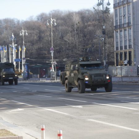 Vehículos blindados ucranianos transitan por una calle de Kiev, Ucrania. (EFE/EPA/ZURAB KURTSIKIDZE)
