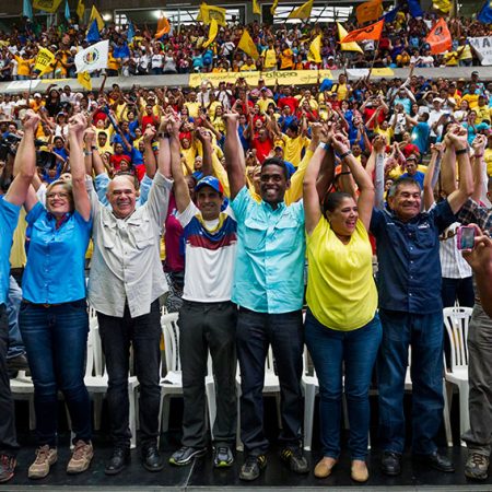 Gobierno y oposición abren fuegos en lucha de poderes en Venezuela