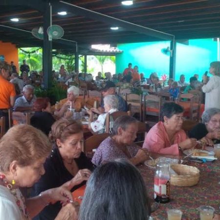 Abuelitos disfrutaron almuerzo navideño en San Diego