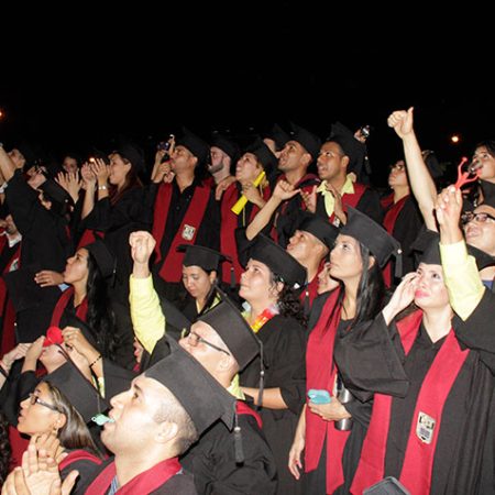 Promoción 77 de la UC celebró marcha triunfal