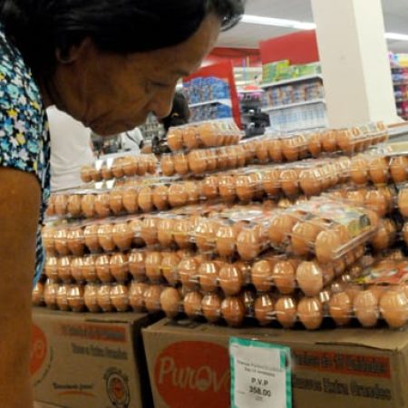 Precio de los huevos alcanza Bs 358 el medio cartón
