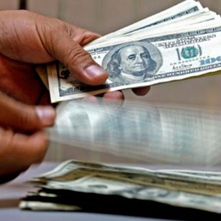 Aplican restricción a dólares de viajeros