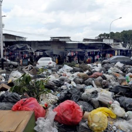 La basura sigue inundando algunas comunidades de Valencia
