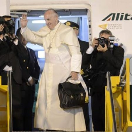 El papa envió saludos y deseó armonía a Paraguay y Bolivia en vuelo a Roma