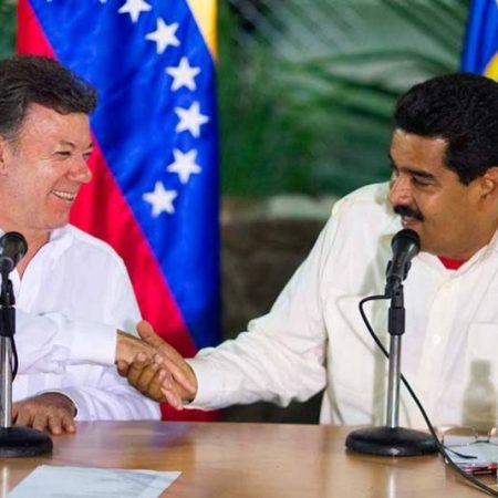 Santos y Maduro hablan en privado sobre la frontera y proceso de paz