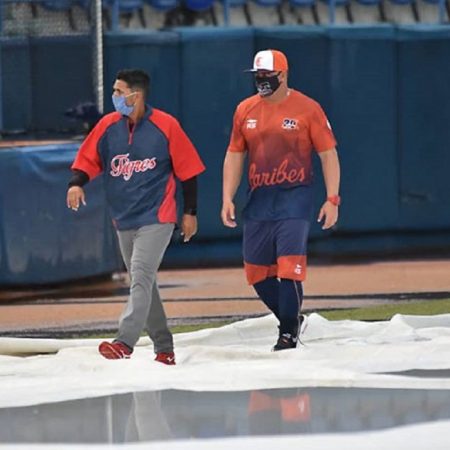 Los managers Luis Ugueto y Jackson Melián inspeccionaron el terreno de juego. / Foto cortesía www.lvbp.com