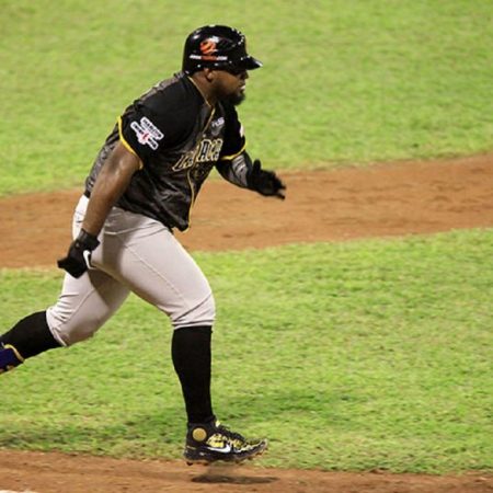 Leones del Caracas se llevaron el primer clásico de la temporada ante Magallanes. / Foto cortesía A. van Schermbeek